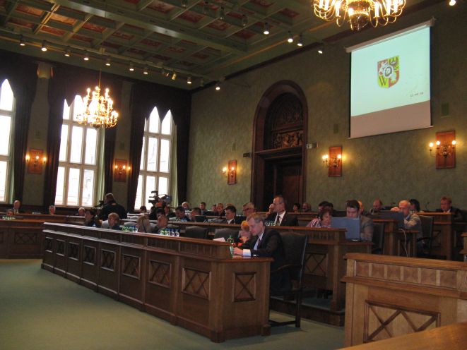 Radni debatują nad poprawkami w budżecie miasta.